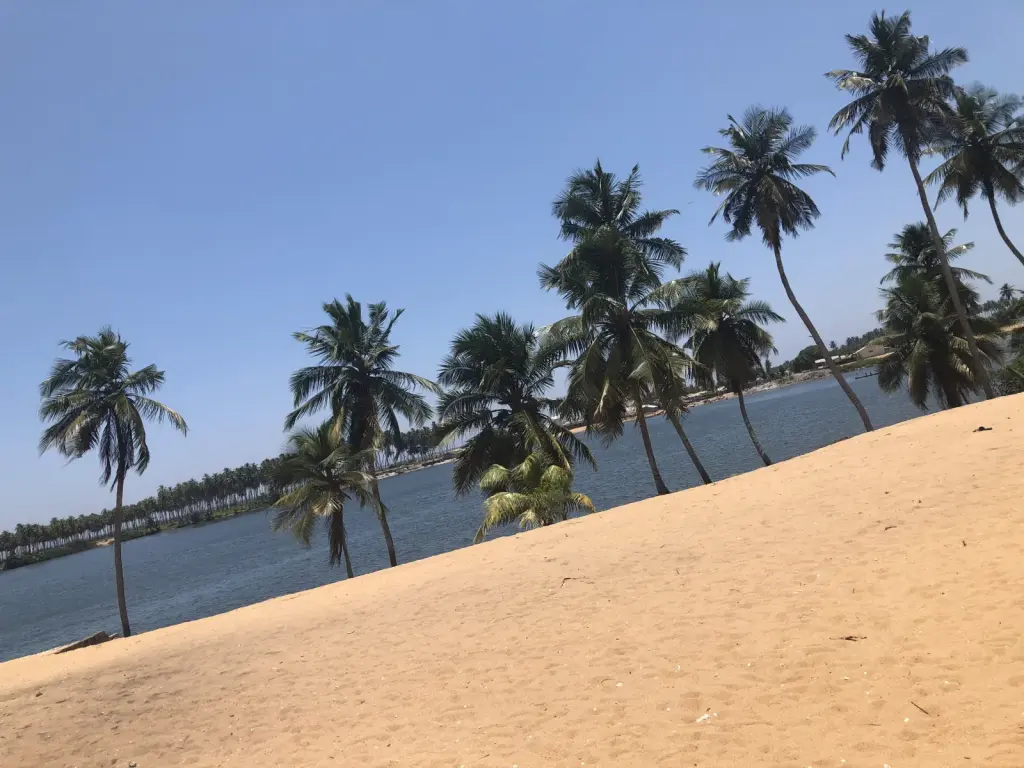 Une baie de Grand-Lahou près du village de Lahou Kpanda