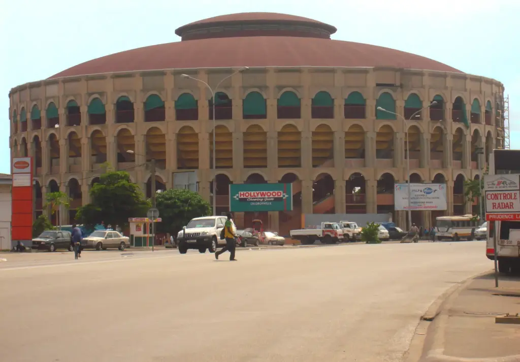 Façade du Palais des sports de Treichville à Abidjan en 2008