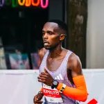 Amos Kipruto courant au marathon de Chicago en 2025