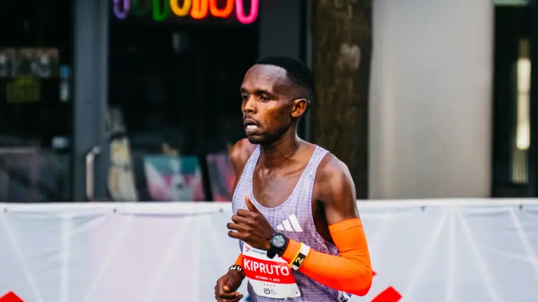 Amos Kipruto courant au marathon de Chicago en 2025