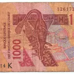 Un billet de 1 000 francs CFA illustrant les finances publiques ivoiriennes