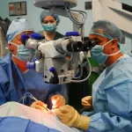 Des médecins réalisent une chirurgie de la cataracte sous microscope
