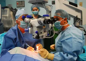 Des médecins réalisent une chirurgie de la cataracte sous microscope