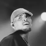 Chris Brown chantant sur scène pendant un concert en 2015