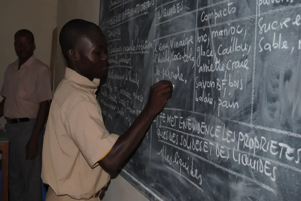 Des collégiens ivoiriens assis dans une salle de classe à Abidjan