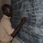 Des collégiens ivoiriens assis dans une salle de classe à Abidjan