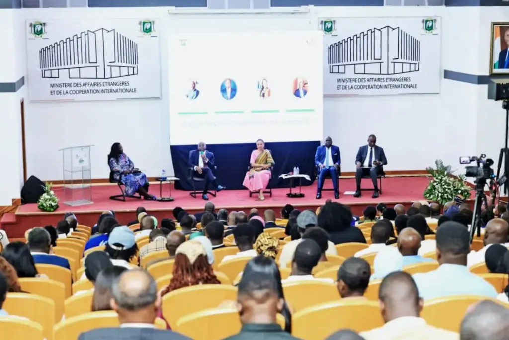 Participants à la conférence sur la réintégration des migrants à Abidjan