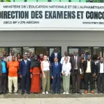 Des responsables du secteur éducatif devant les locaux de la DECO à Abidjan