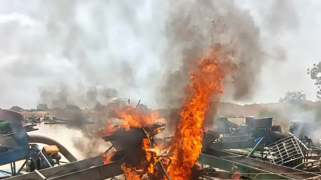 Des dragues d’orpaillage illégal en feu sur le fleuve Bagoué