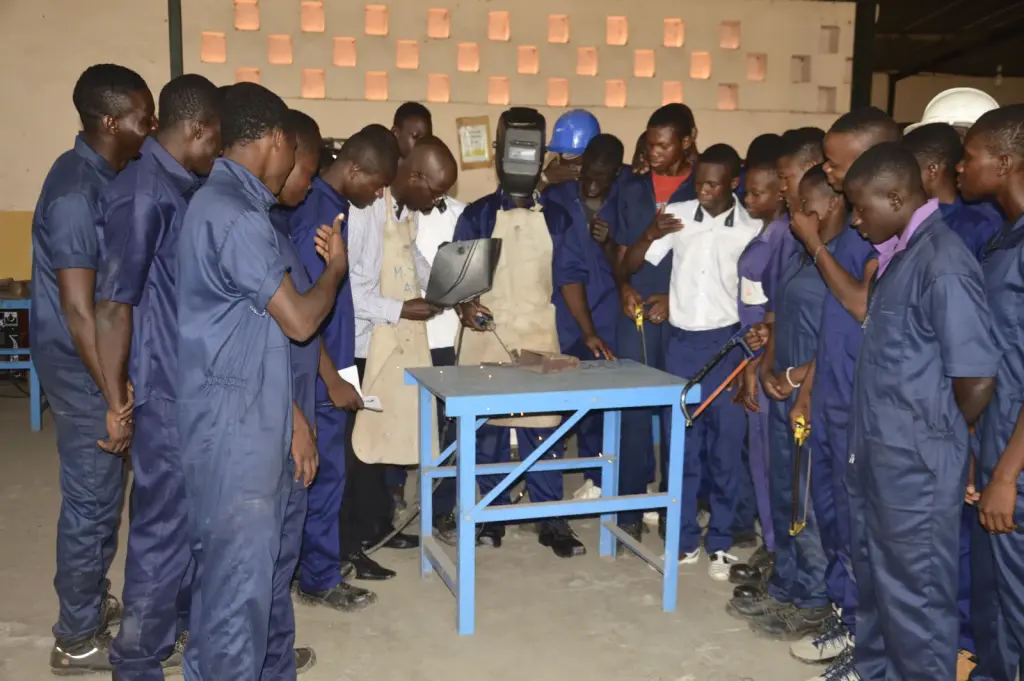 Des élèves stagiaires suivent une formation en construction métallique au Lycée professionnel de Ferké