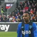 Éli Junior Kroupi sous le maillot de Bournemouth