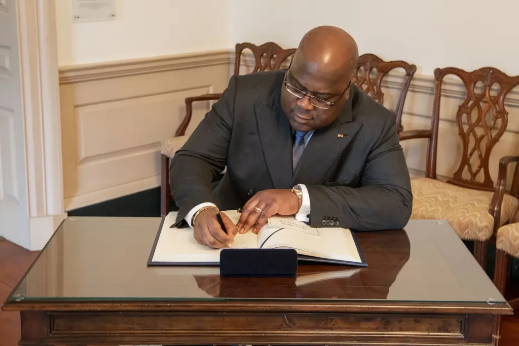 Félix Tshisekedi signant le livre d’or du Département d’État américain à Washington, archive du 3 mars 2020
