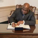 Félix Tshisekedi signant le livre d’or du Département d’État américain à Washington, archive du 3 mars 2020