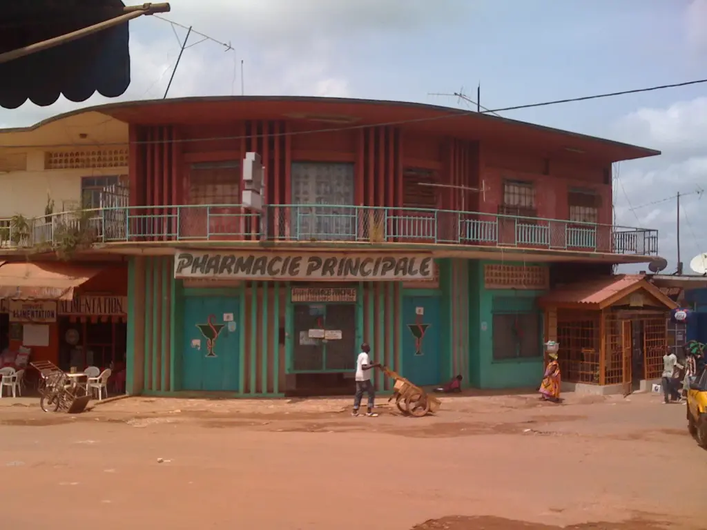 Une pharmacie et une rue de Gagnoa en Côte d’Ivoire