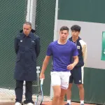 Arthur Géa en tenue violette, raquette à la main, aux qualifications de Roland-Garros le 23 mai 2023