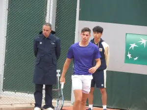 Arthur Géa en tenue violette, raquette à la main, aux qualifications de Roland-Garros le 23 mai 2023