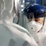 Des soignants vérifient leurs équipements de protection contre Ebola lors d’une formation