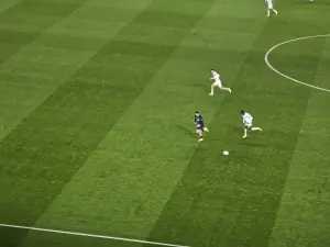 Khvicha Kvaratskhelia en action avec le Paris Saint-Germain en février 2026