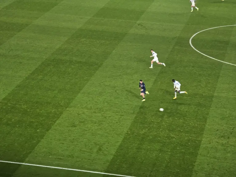 Khvicha Kvaratskhelia en action avec le Paris Saint-Germain en février 2026