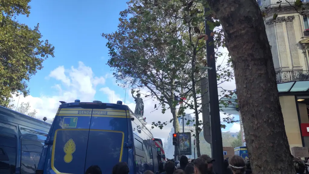 Gendarmes mobiles face à des manifestants à Paris en octobre 2026