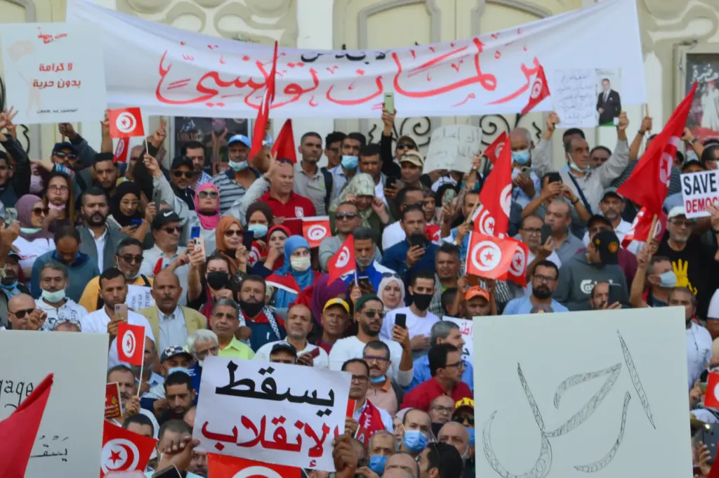 Des manifestants rassemblés à Tunis en octobre 2021