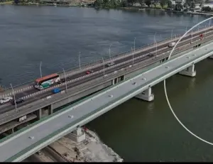 Viaduc ferroviaire du métro d’Abidjan entre le Plateau et Treichville