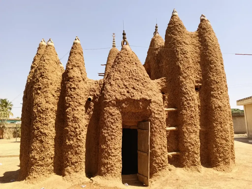 Mosquée de style soudanais construite en terre dans le nord de la Côte d’Ivoire