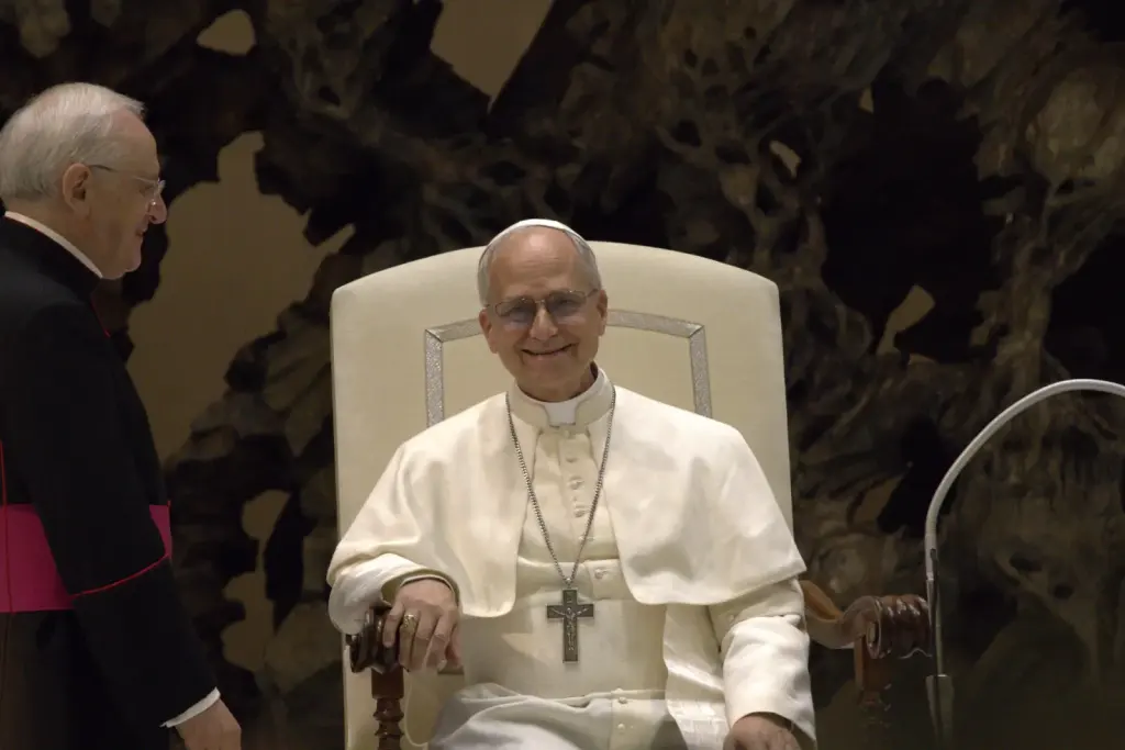 Le pape Léon XIV lors d’une audience avec les médias au Vatican