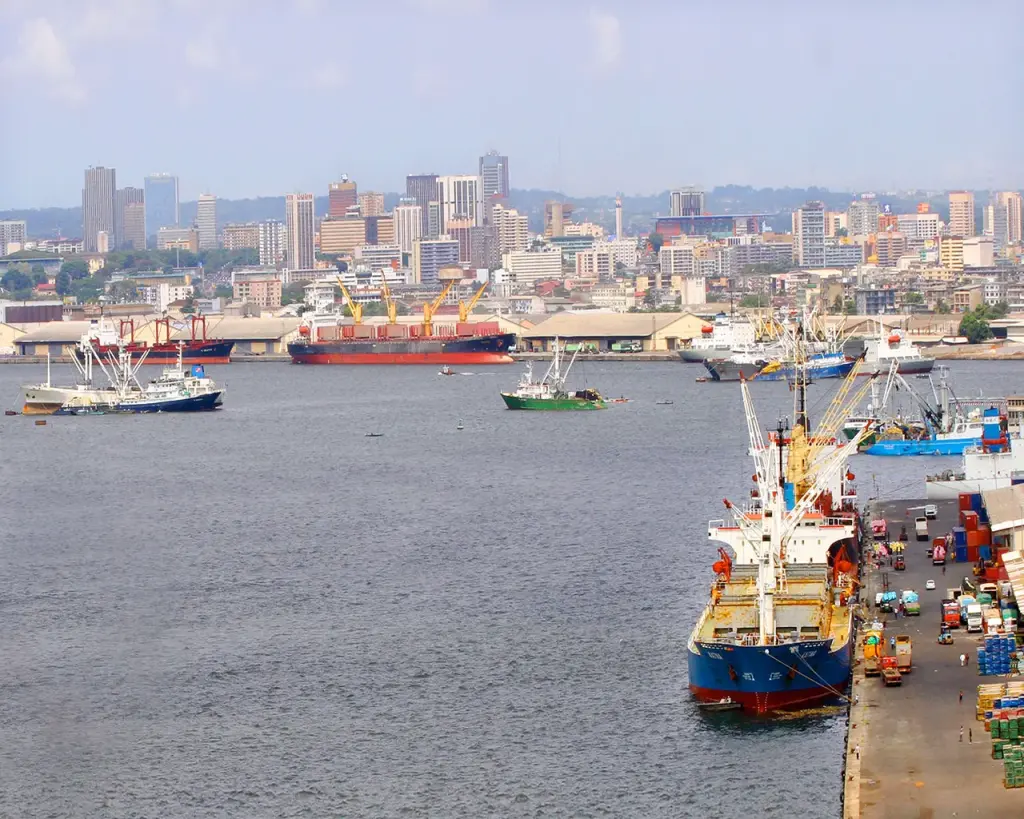 Vue d’archive des quais et du bassin du port d’Abidjan