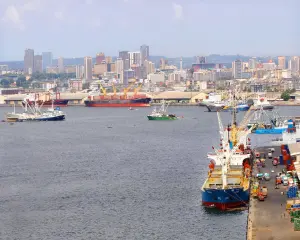Vue d’archive des quais et du bassin du port d’Abidjan