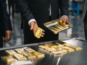 Lingots présentés lors de l’inauguration de la raffinerie nationale de métaux précieux en Éthiopie