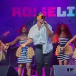Roseline Layo chantant sur scène au FEMUA 15 à Bouaké en mai 2023
