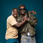 Shatta Wale à droite, en veste verte, avec Sammy Flex en octobre 2024
