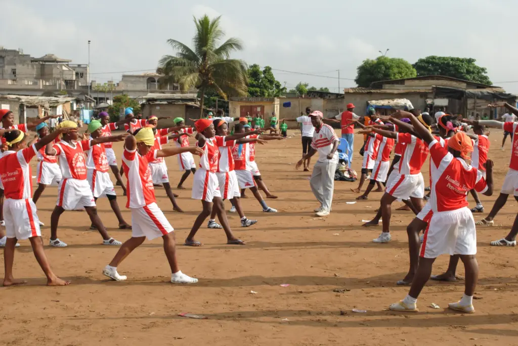 Des élèves participent à un cours de sport à Abidjan