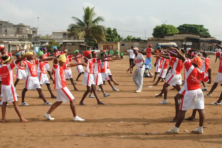 Des élèves participent à un cours de sport à Abidjan