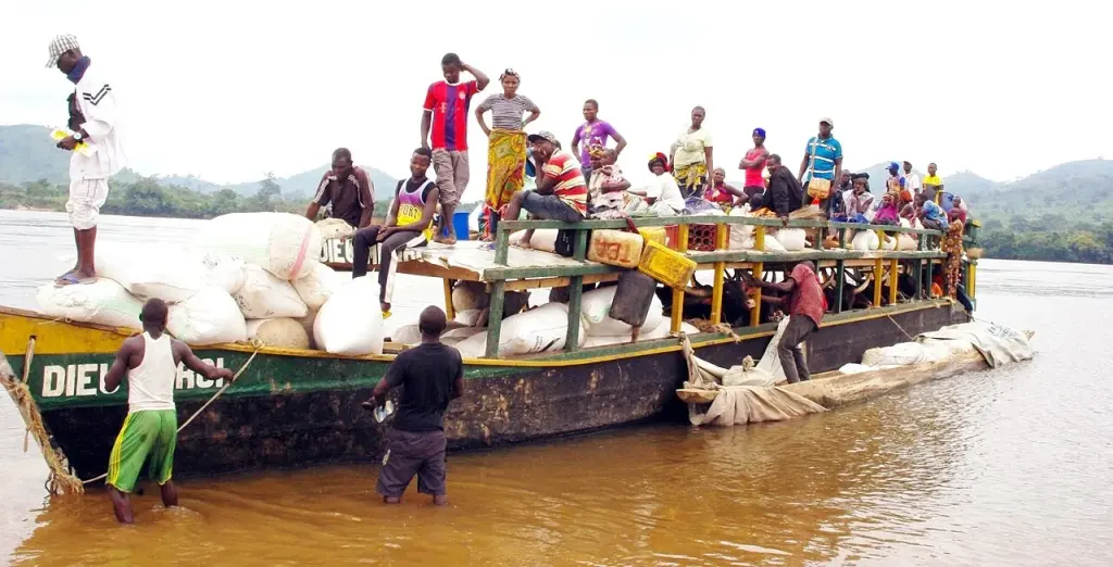 Transport fluvial sur le fleuve Bénoué entre Jeng et Karim-Lamido dans l’État de Taraba