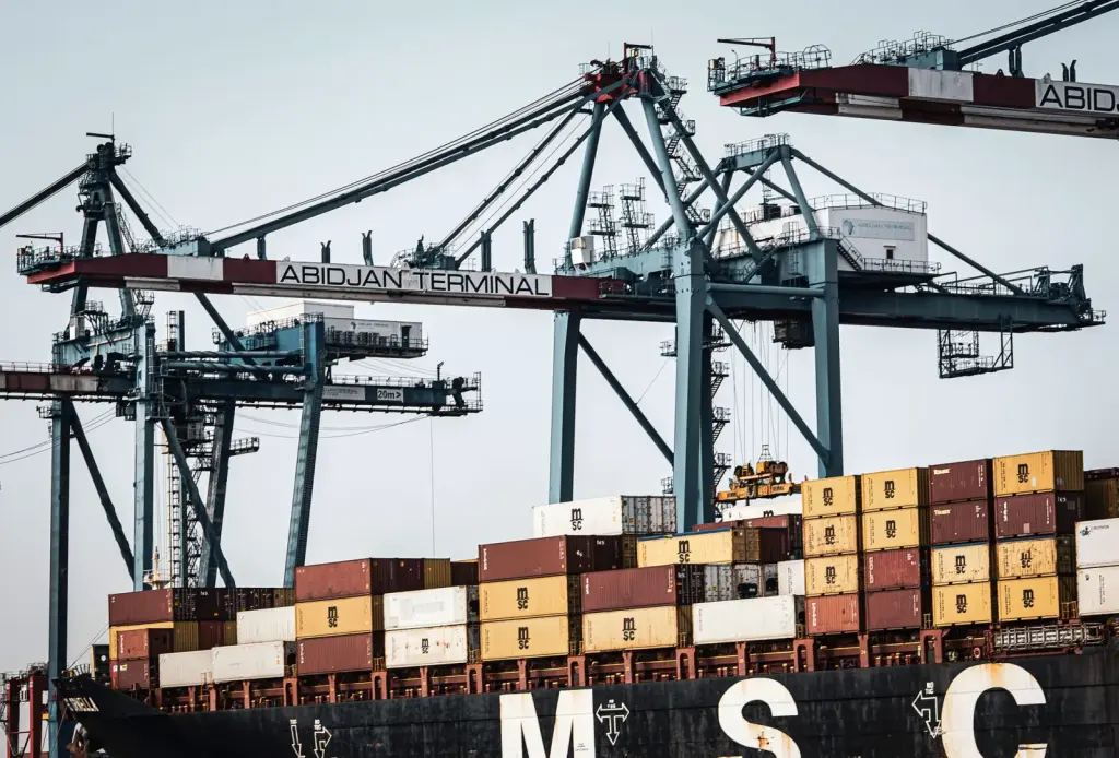 Des grues et des conteneurs au terminal portuaire d’Abidjan