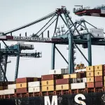 Des grues et des conteneurs au terminal portuaire d’Abidjan