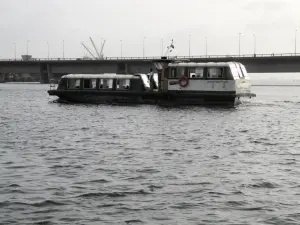 Bateau-bus SOTRA naviguant sur la lagune Ébrié à Abidjan