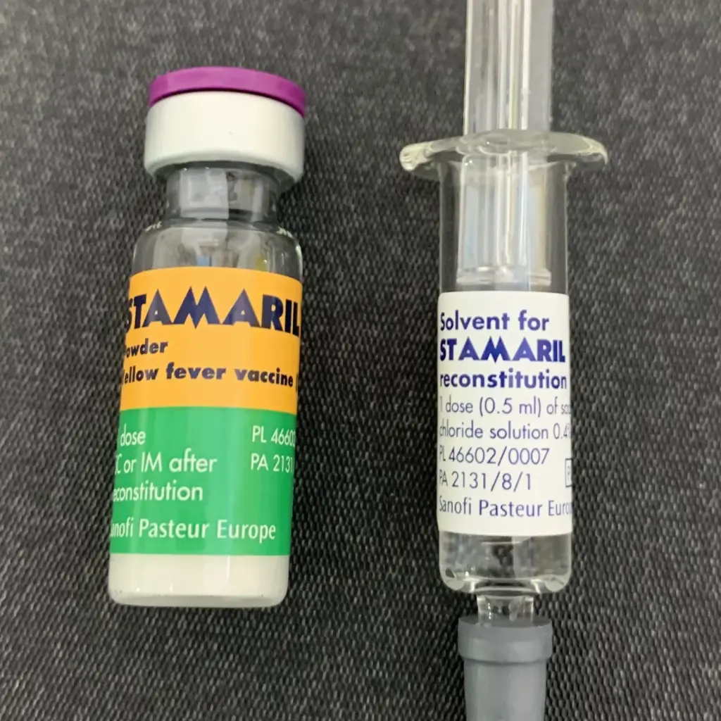 Flacon de vaccin contre la fièvre jaune Stamaril accompagné de son solvant