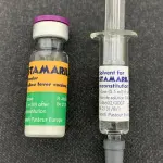Flacon de vaccin contre la fièvre jaune Stamaril accompagné de son solvant
