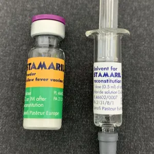 Flacon de vaccin contre la fièvre jaune Stamaril accompagné de son solvant