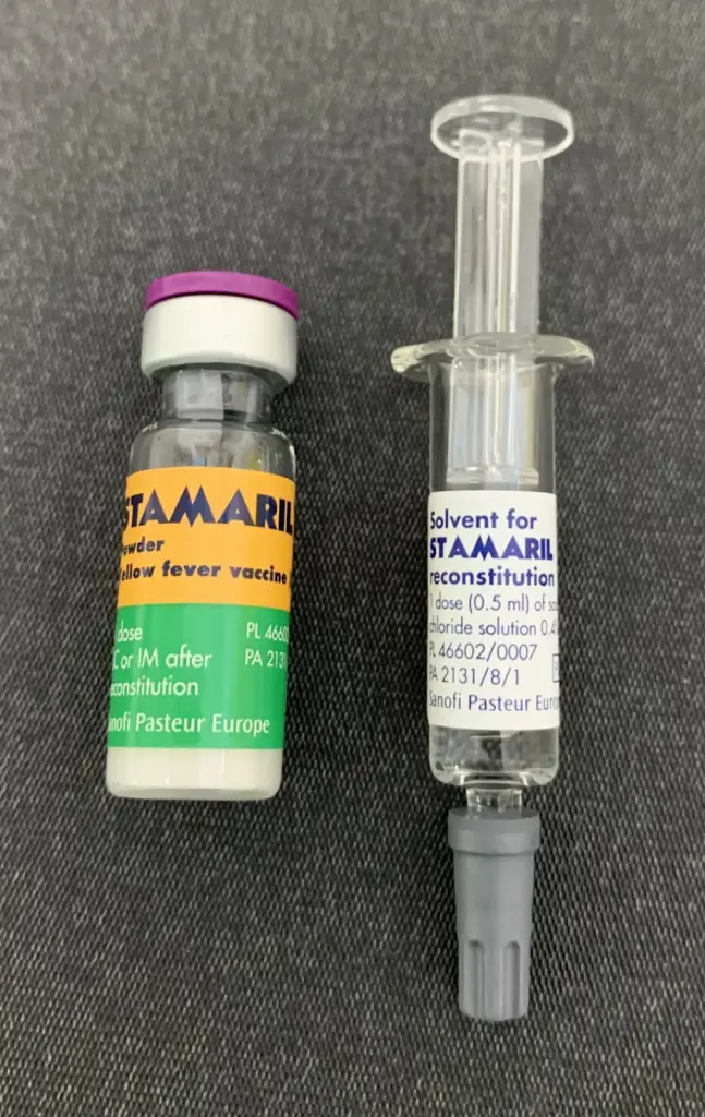 Flacon de vaccin contre la fièvre jaune Stamaril accompagné de son solvant