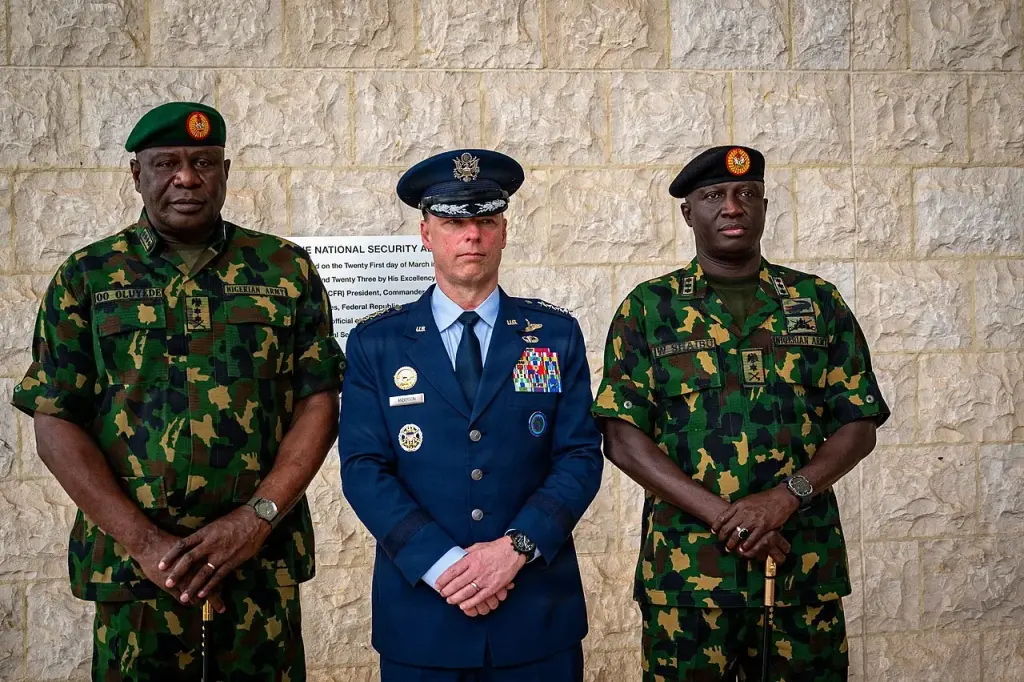 Waidi Shaibu, à droite, avec des responsables militaires à Abuja en février 2026