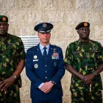 Waidi Shaibu, à droite, avec des responsables militaires à Abuja en février 2026