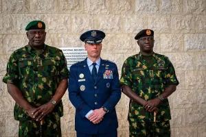 Waidi Shaibu, à droite, avec des responsables militaires à Abuja en février 2026