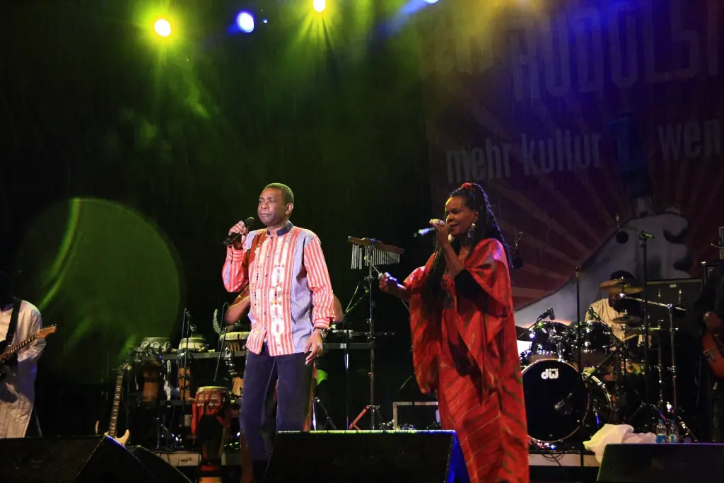 Youssou N’Dour, au centre gauche, avec le Super Étoile de Dakar sur scène à Rudolstadt en 2011