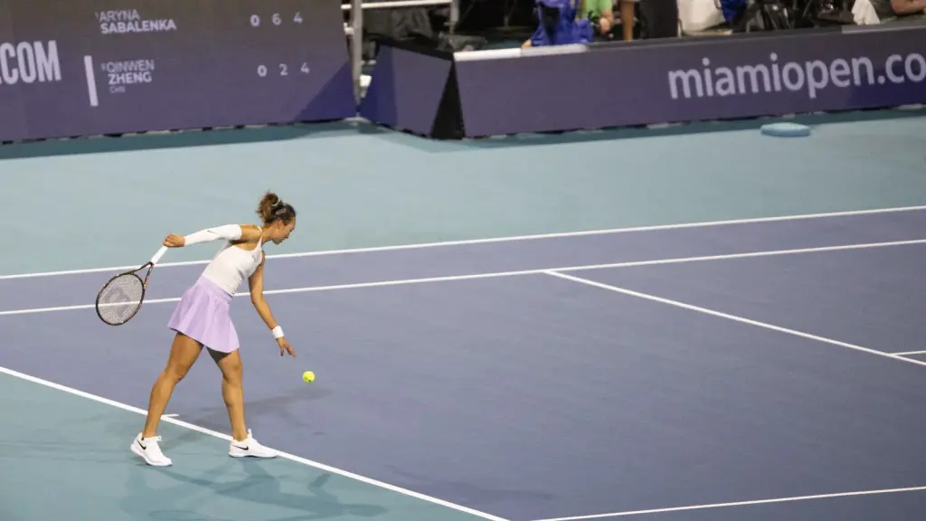 Zheng Qinwen au service pendant le tournoi de Miami 2025