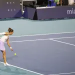 Zheng Qinwen au service pendant le tournoi de Miami 2025