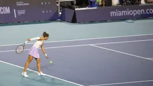 Zheng Qinwen au service pendant le tournoi de Miami 2025